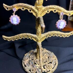 VTG Gorgeous pair of purple rhinestone and fake cameo screw back earrings.